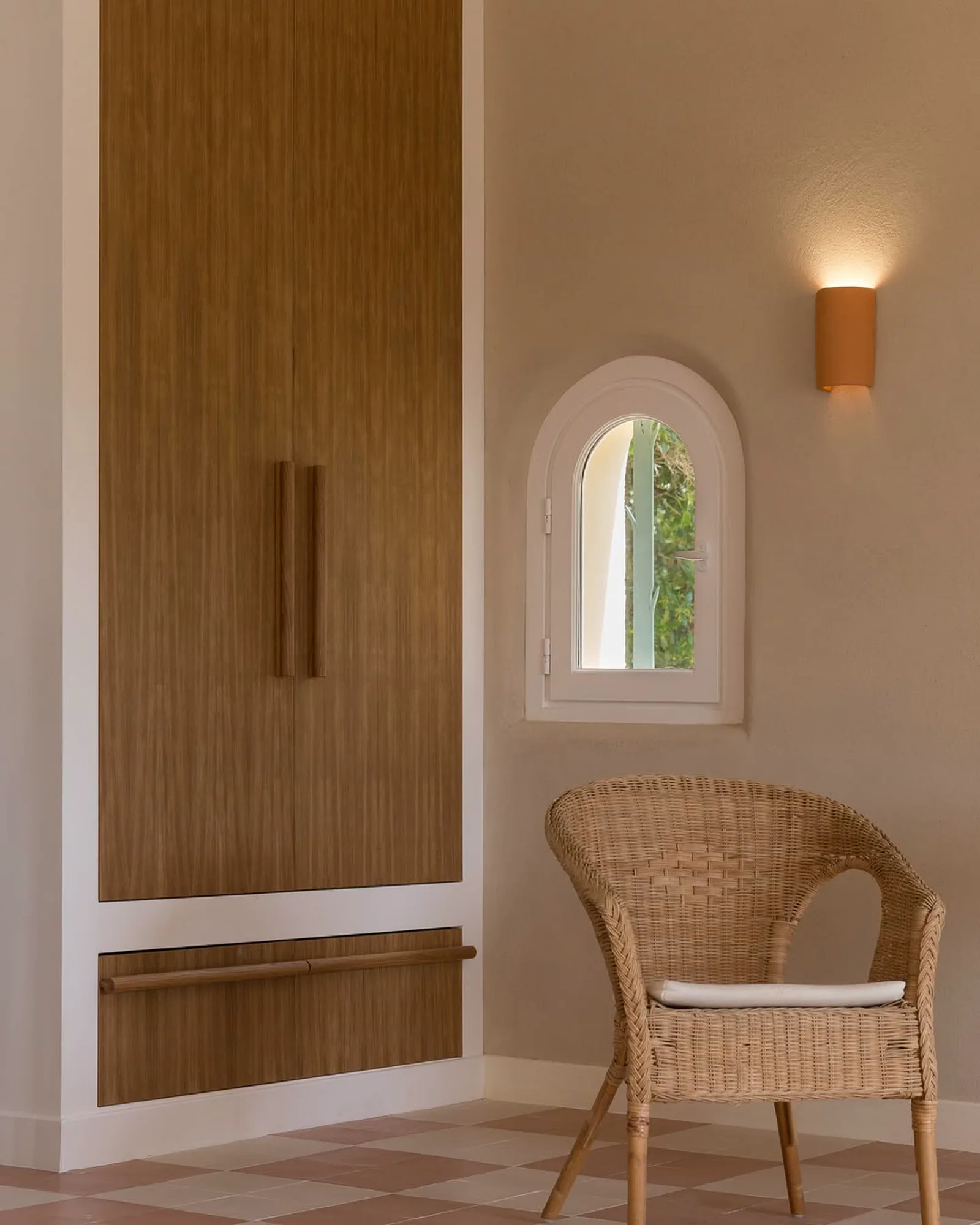 Façades et rangements en bois réalisés pour une suite parentale