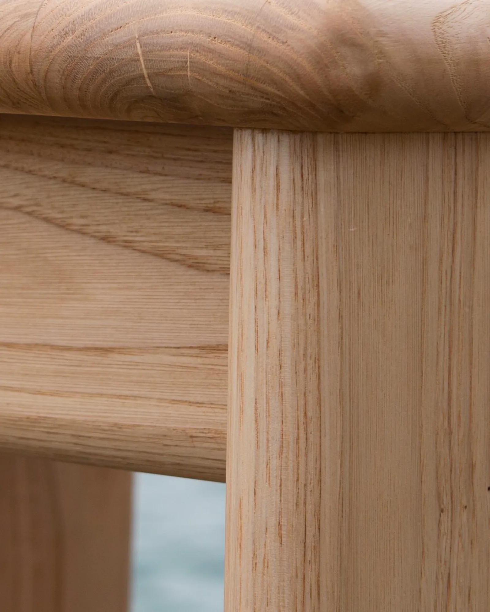 Assemblage précis d’une pièce de mobilier en bois