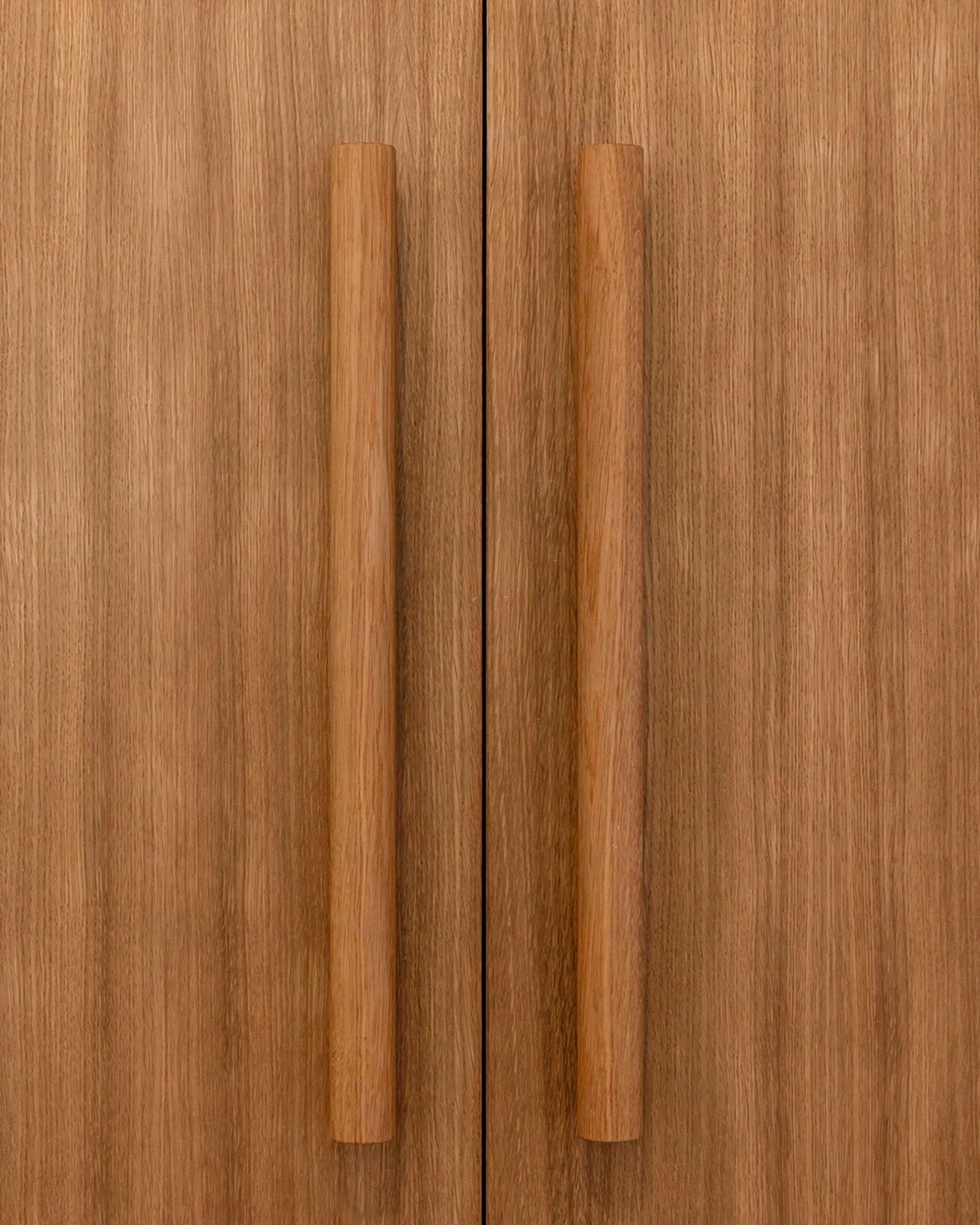 Détail de façades en bois et poignées façonnées