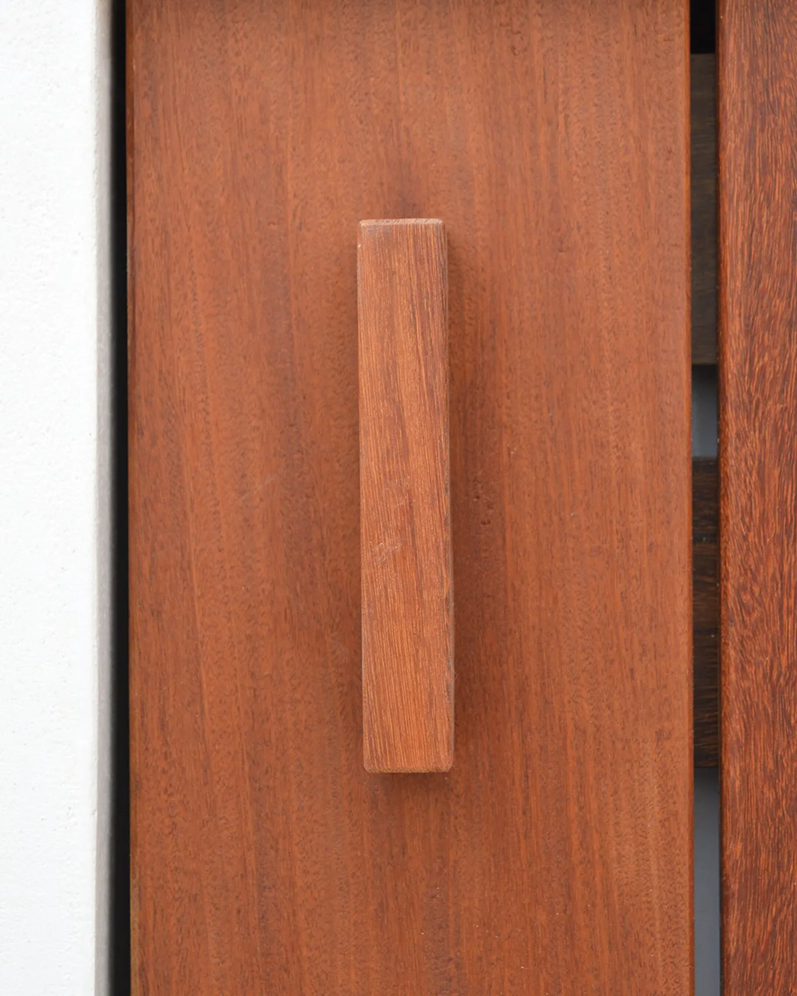 Façade de meuble en bois et poignée discrète