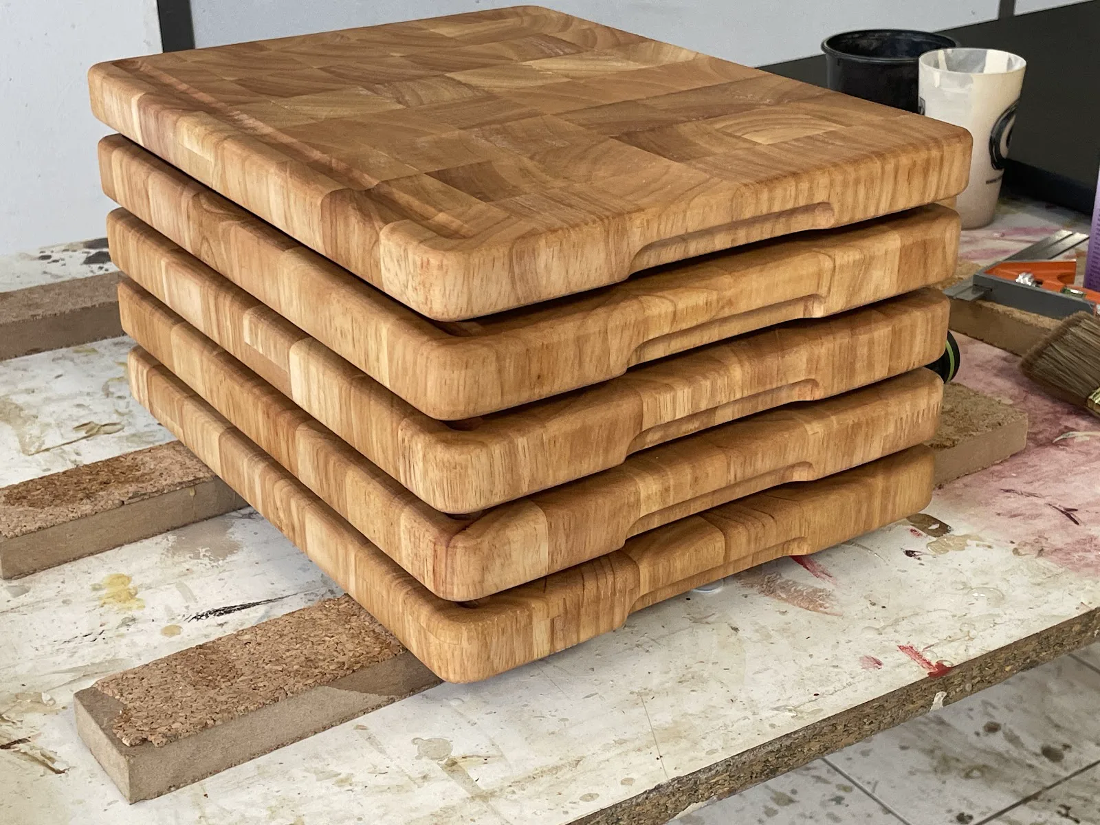 Plateaux de bois massif préparés pour le travail