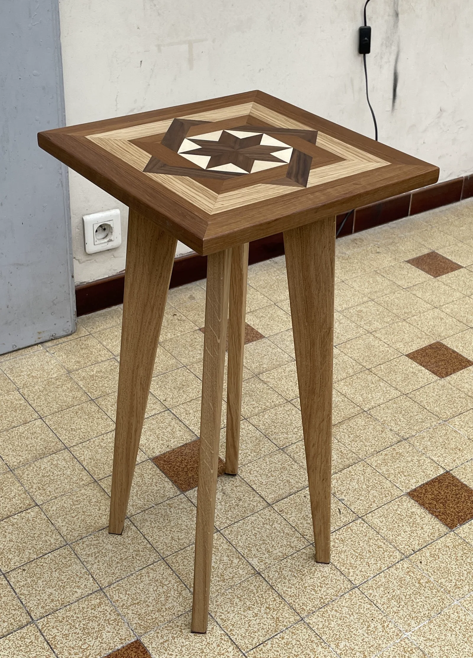 Table d’appoint en bois réalisée dans l’atelier