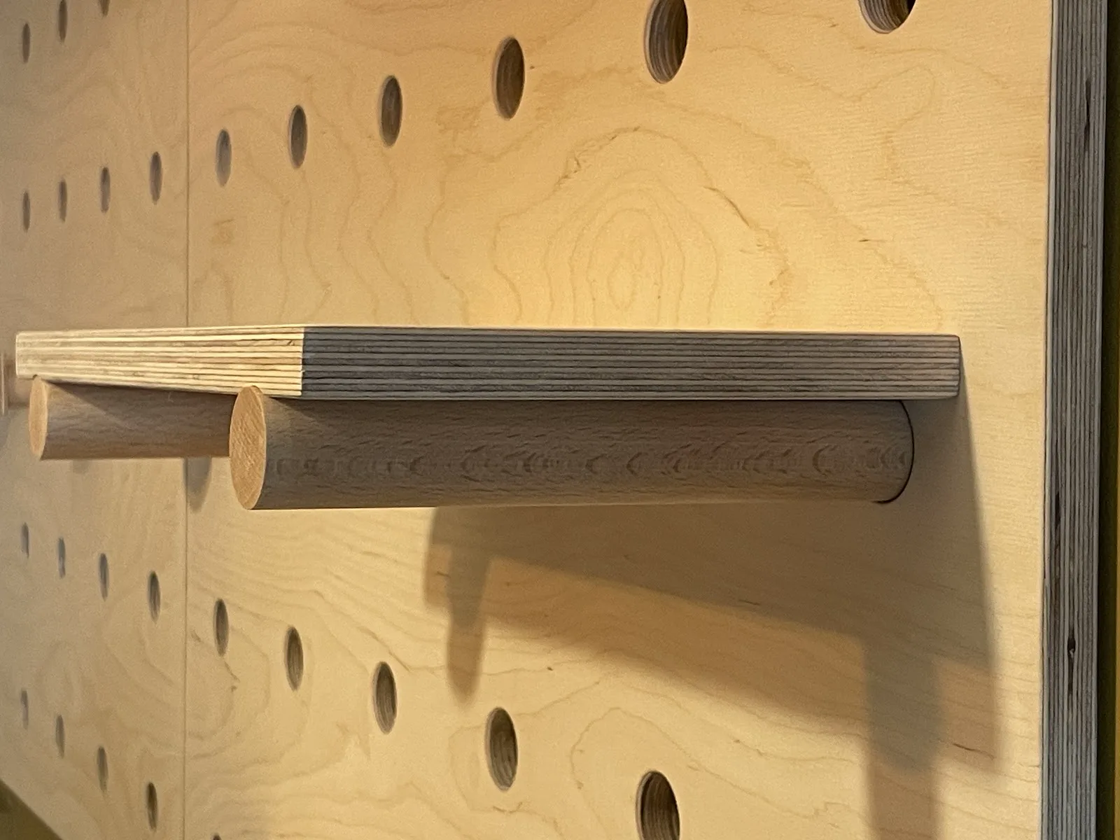 Étagère en bois et fixation intégrée